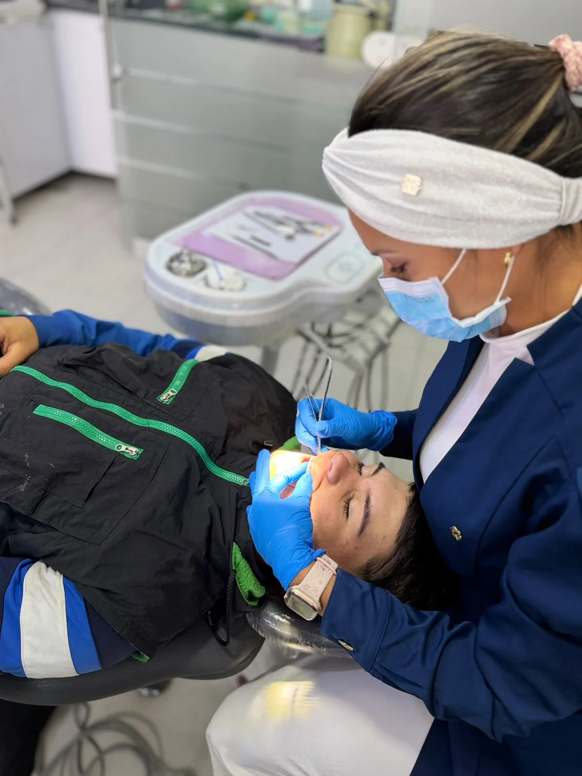 Dra. Laura Durán realizando un procedimiento odontológico en el consultorio